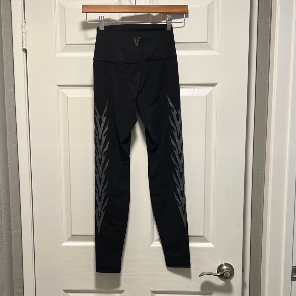 Veynd spine graphic full-length leggings S NWT